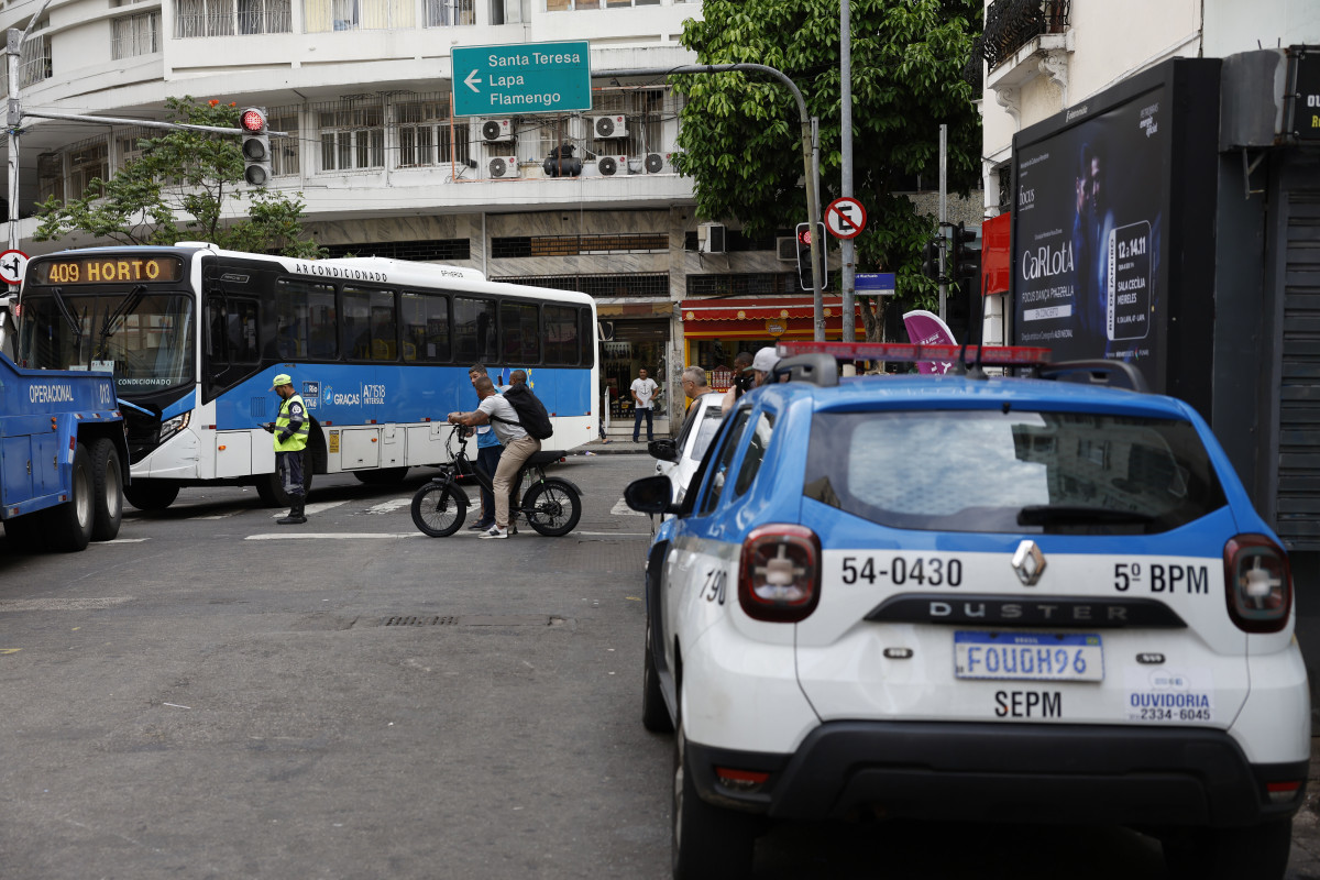 Durante operação policia contra o Comando Vermelho, bandidos renderam motorista da linha 409 na Rua do Riachuelo, na Lapa, e obrigaram a atravessar na via, levando a chave/Fernando Frazão/Agência Brasil