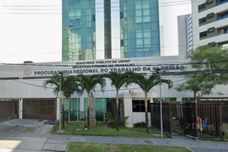 As empresas que permanecem em descumprimento são submetidas à fiscalização direta da SRT-PE, que emite autos de infração e encaminha os casos ao MPT-PE.  (Foto: Reprodução / Google Street View) As empresas que permanecem em descumprimento são submetidas à fiscalização direta da SRT-PE, que emite autos de infração e encaminha os casos ao MPT-PE. /Foto: Reprodução / Google Street View