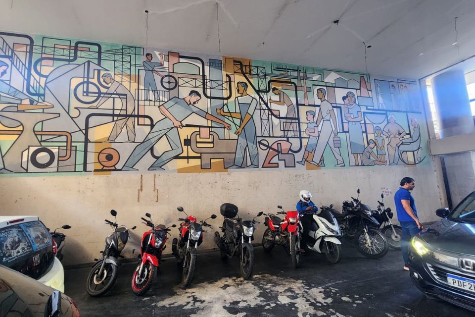 Motos estacionadas abaixo do painel desenhado por Lula Cardoso Ayres (Marília Parente/DP) Motos estacionadas abaixo do painel desenhado por Lula Cardoso Ayres/Marília Parente/DP