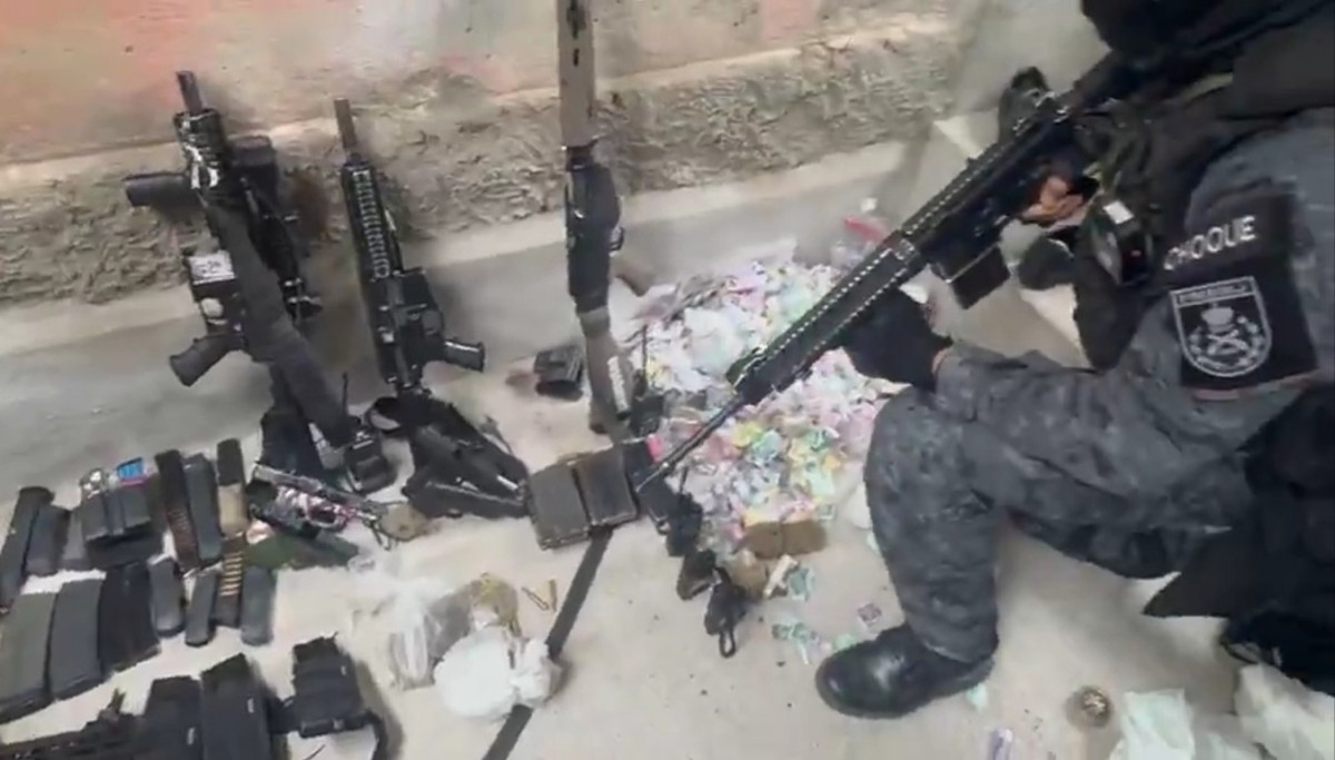 Forças de segurança apreenderam 10 fuzis durante ação contra o Comando Vermelhoe (Divulgação/Governo do RJ) Forças de segurança apreenderam 10 fuzis durante ação contra o Comando Vermelhoe/Divulgação/Governo do RJ