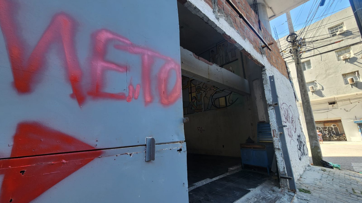 Agua e aos produtos químicos comumente utilizados para lavar veículos podem danificar a obra (Marília Parente/DP)