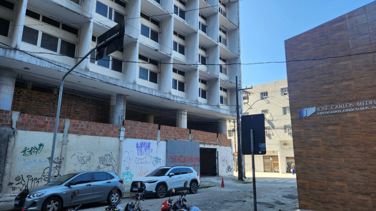 Agua e aos produtos químicos comumente utilizados para lavar veículos podem danificar a obra (Marília Parente/DP)