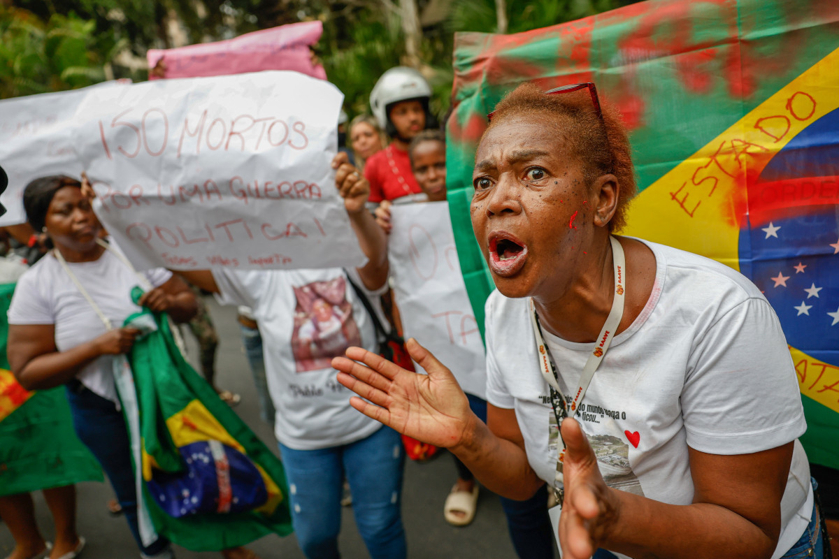Protesto contra a operação policial que deixou mais de 120 pessoas mortas no Complexo da Penha, em frente ao Palácio Guanabara, sede do governo do Estado (Fernando Frazão/Agência Brasil)