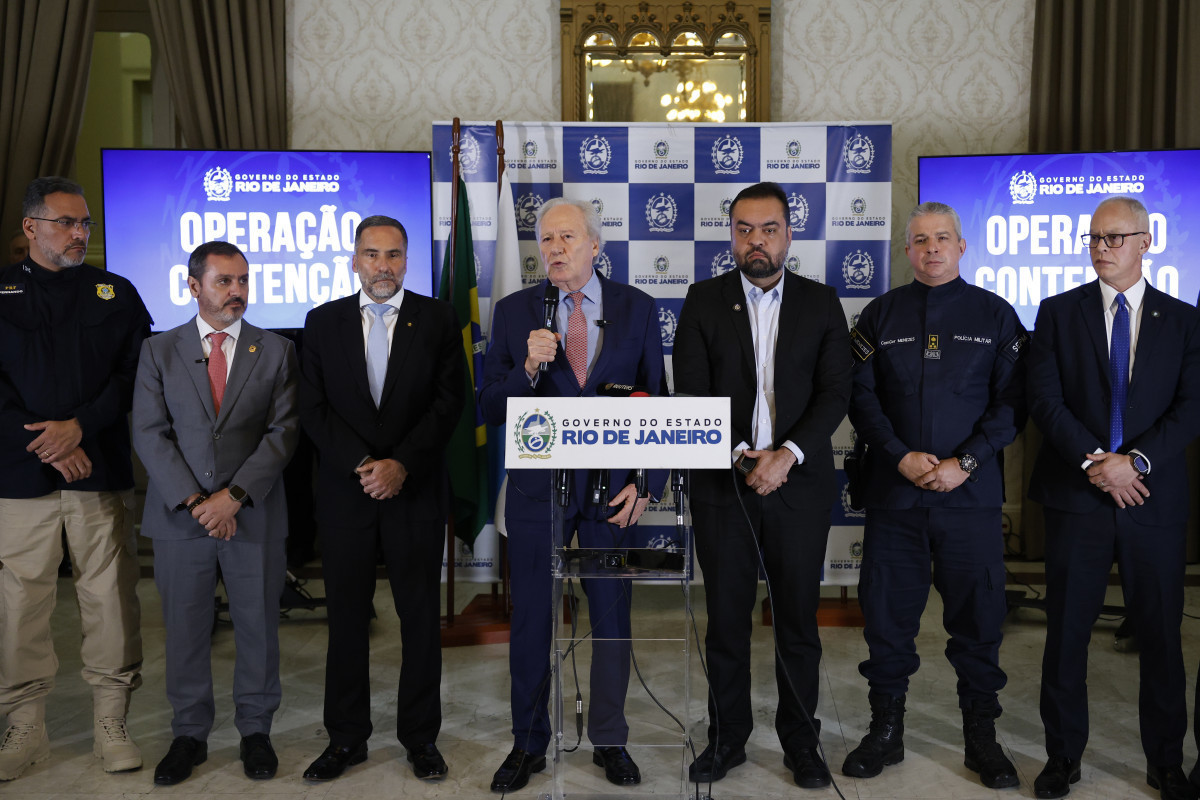 Ministro da Justiça, Ricardo Lewandowski, juntamente com o governador do Rio de Janeiro, Cláudio Castro, durante reunião sobre a ação policial da Operação Contenção, contra o Comando Vermelho (Fernando Frazão/Agência Brasil)