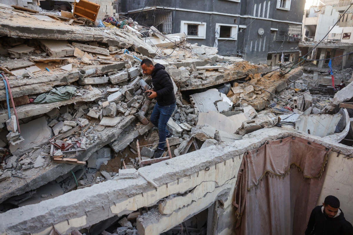 Homens observam os escombros de uma casa destruída por um ataque israelense em Khan Yunis, no sul da Faixa de Gaza, em 29 de outubro de 2025. (Foto de Bashar Taleb / AFP) ( AFP)