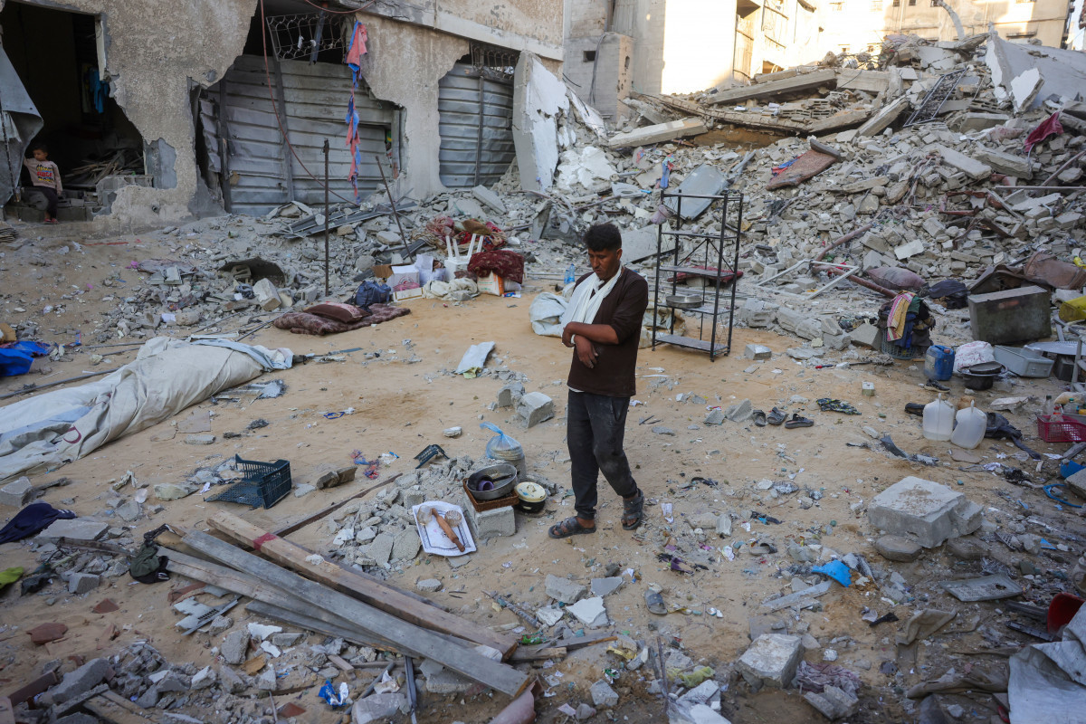 Um homem caminha em meio aos escombros de uma casa destruída por um ataque israelense em Khan Yunis, no sul da Faixa de Gaza, em 29 de outubro de 2025. (Foto de Bashar Taleb / AFP) ( AFP)