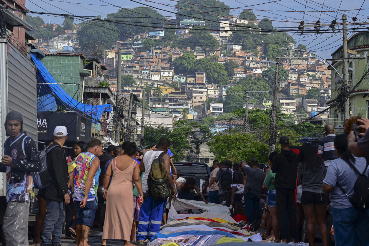 Conteúdo gráfico / Corpos são vistos enfileirados na Praça São Lucas, na favela Vila Cruzeiro, no complexo da Penha, Rio de Janeiro, Brasil, em 29 de outubro de 2025, após a Operação Contenção. Moradores de uma favela do Rio de Janeiro enfileiraram mais de 40 corpos em uma praça em seu bairro de baixa renda em 29 de outubro, um dia após a operação policial mais sangrenta da história da cidade, informou a AFP. (Foto de Pablo Porciúncula / AFP) ( AFP)