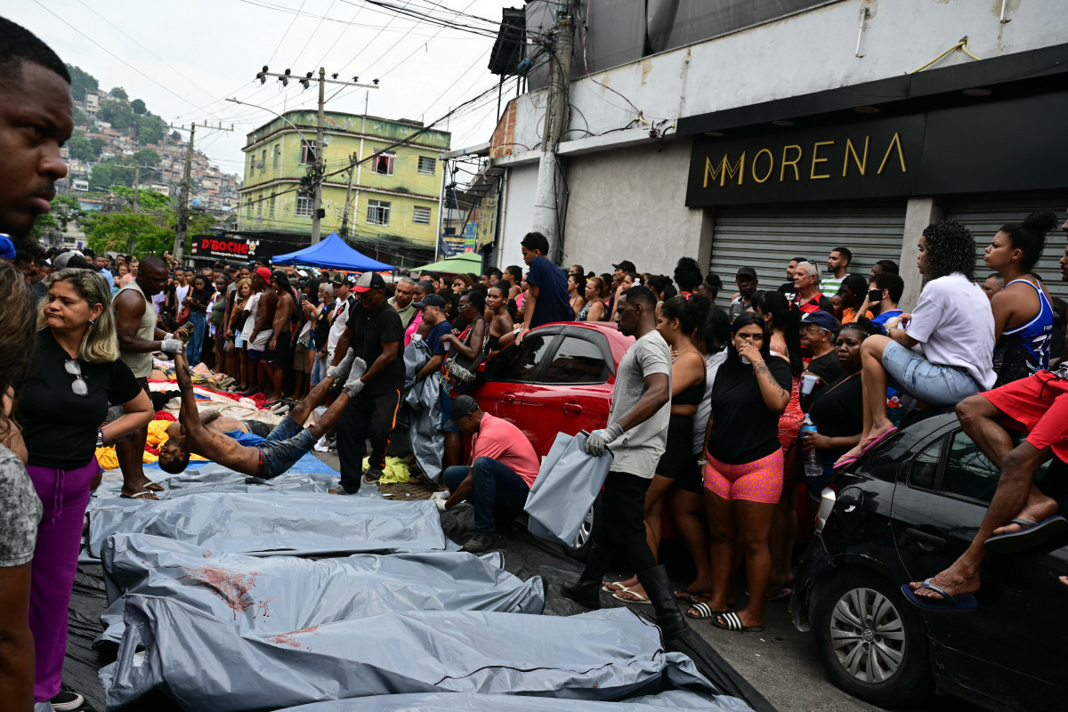 Corpos são vistos enfileirados na Praça São Lucas, na favela Vila Cruzeiro, no complexo da Penha, Rio de Janeiro (Pablo PORCIUNCULA / AFP)
