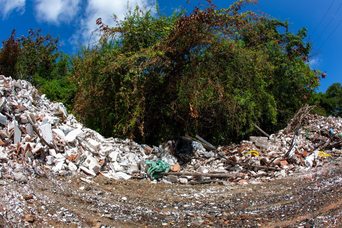 Recife, PE, 28/10/2025 - ENTULHOS NO MANGUE EM BOA VIAGEM - Imagens de lixo e entulhos em área de mangue no bairro  de Boa Viagem, zona sul do Recife./Rafael Vieira