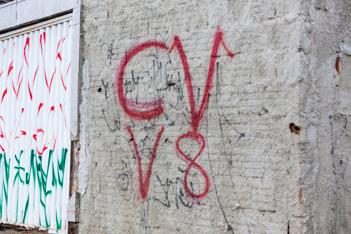 Olinda, PE, 29/10/2025 - PIXAÇÕES COMANDO VERMELHO - Imagem das pichações do Comando Vermelho próxima a favela do V8 em Olinda, região metropolitana do Recife./Rafael Vieira