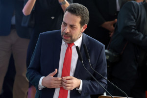 O novo ecretário-Geral da Presidência da República, Guilherme Boulos, fala durante cerimônia de posse, realizada no Palácio do Planalto.
