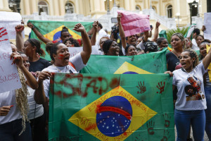 Protesto contra a operação policial que deixou mais de 120 pessoas mortas no Complexo da Penha, em frente ao Palácio Guanabara, sede do governo do Estado