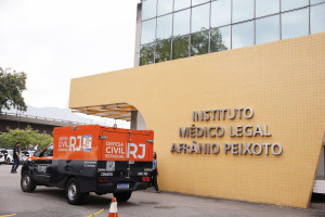 Carro da defesa civil chegando no IML com corpos e parentes chegando pra reconhecimento.
