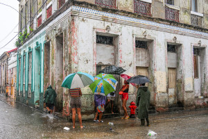 Moradores aguardam nas ruas por comida horas antes da chegada do furacão Melissa à cidade de Santiago de Cuba, em Cuba, em 28 de outubro de 2025. (Foto de YAMIL LAGE / AFP)