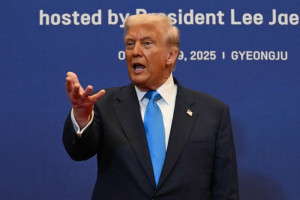 O presidente dos EUA, Donald Trump, chega para um jantar especial oferecido em sua homenagem e em homenagem a líderes estaduais pelo presidente da Coreia do Sul, Lee Jae Myung, no hotel Hilton Gyeongju, em Gyeongju, em 29 de outubro de 2025. (Foto de ANDREW CABALLERO-REYNOLDS / AFP)