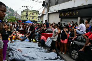 Corpos são vistos enfileirados na Praça São Lucas, na favela Vila Cruzeiro, no complexo da Penha, Rio de Janeiro