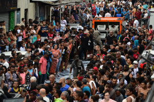 Moradores observam corpos enfileirados em frente a um caminhão-manche na Praça São Lucas, na favela Vila Cruzeiro, no complexo da Penha, Rio de Janeiro