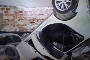 Carro capota, invade residência e deixa motorista preso às ferragens no Recife
