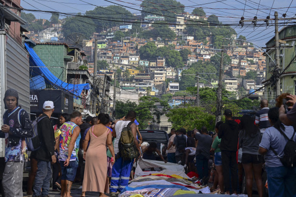 Conteúdo gráfico / Corpos são vistos enfileirados na Praça São Lucas, na favela Vila Cruzeiro, no complexo da Penha, Rio de Janeiro, Brasil, em 29 de outubro de 2025, após a Operação Contenção. Moradores de uma favela do Rio de Janeiro enfileiraram mais de 40 corpos em uma praça em seu bairro de baixa renda em 29 de outubro, um dia após a operação policial mais sangrenta da história da cidade, informou a AFP. (Foto de Pablo Porciúncula / AFP) ( AFP)