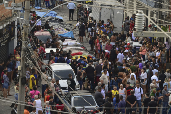 Conteúdo gráfico / Corpos são vistos enfileirados na Praça São Lucas, na favela Vila Cruzeiro, no complexo da Penha, Rio de Janeiro, Brasil, em 29 de outubro de 2025, após a Operação Contenção. Moradores de uma favela do Rio de Janeiro enfileiraram mais de 40 corpos em uma praça em seu bairro de baixa renda em 29 de outubro, um dia após a operação policial mais sangrenta da história da cidade, informou a AFP. (Foto de Pablo Porciúncula / AFP) ( AFP)