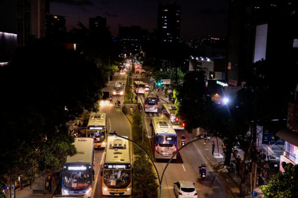 Trânsito no Recife (Foto: Crysli Viana/DP Foto)