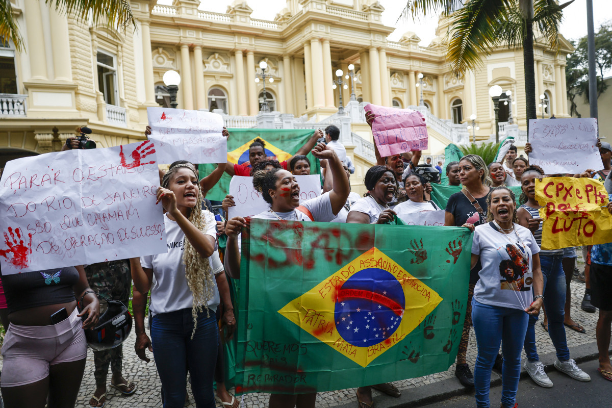 Protesto contra a operação policial que deixou mais de 120 pessoas mortas no Complexo da Penha, em frente ao Palácio Guanabara, sede do governo do Estado
 (Fernando Frazão/Agência Brasil)