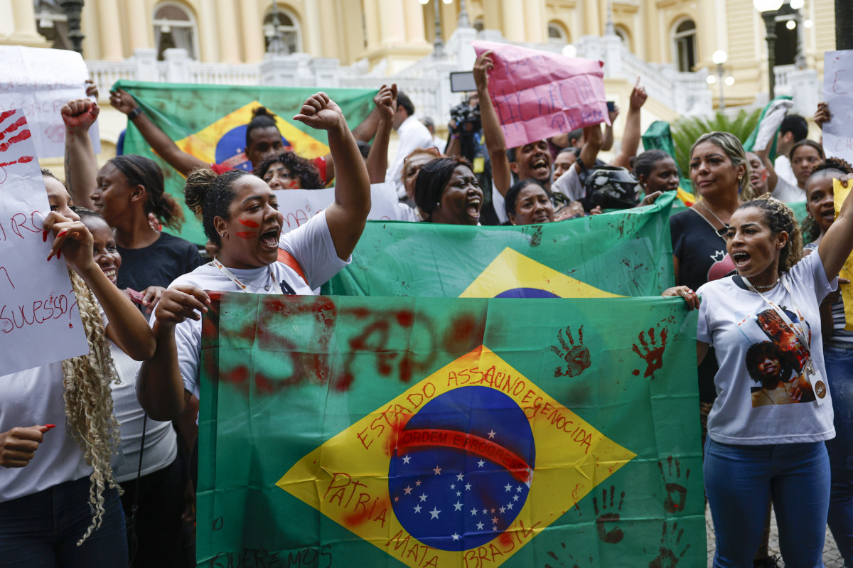 Protesto contra a operação policial que deixou mais de 120 pessoas mortas no Complexo da Penha, em frente ao Palácio Guanabara, sede do governo do Estado (Fernando Frazão/Agência Brasil) Protesto contra a operação policial que deixou mais de 120 pessoas mortas no Complexo da Penha, em frente ao Palácio Guanabara, sede do governo do Estado/Fernando Frazão/Agência Brasil