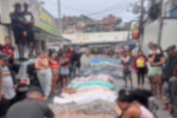 Estima-se que mais de 50 corpos foram levados à praça (Reprodução/Raull Santiago via Instagram) Estima-se que mais de 50 corpos foram levados à praça/Reprodução/Raull Santiago via Instagram