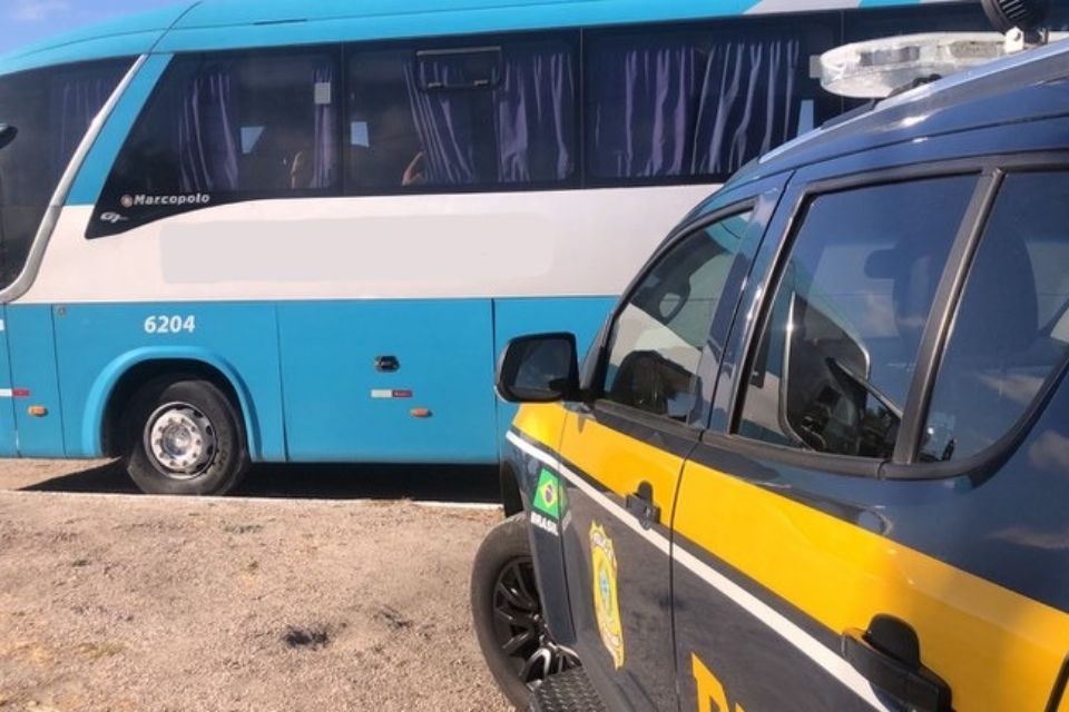 Idoso é preso na BR-232 após importunação sexual contra mulher em ônibus
/Divulgação/Ascom PRF