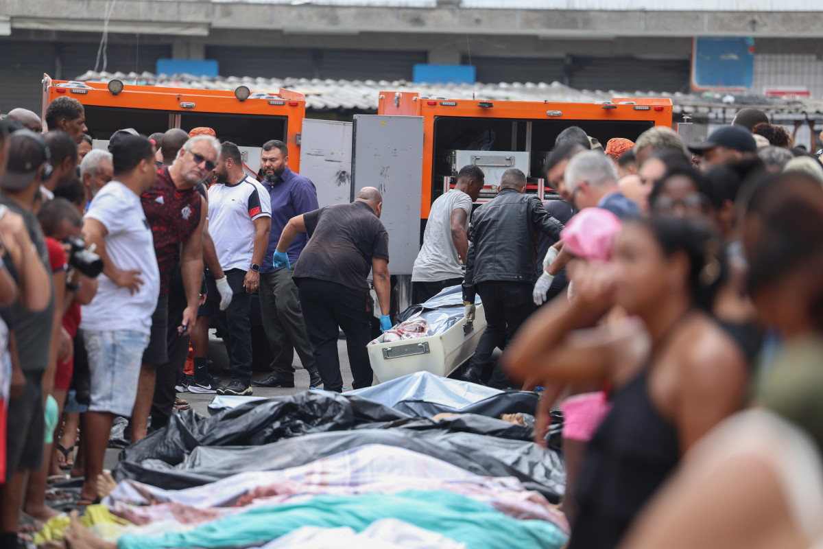 Dezenas de corpos são trazidos por moradores para a Praça São Lucas, na Penha, zona norte do Rio de Janeiro (Tomaz Silva/Agência Brasil) Dezenas de corpos são trazidos por moradores para a Praça São Lucas, na Penha, zona norte do Rio de Janeiro/Tomaz Silva/Agência Brasil