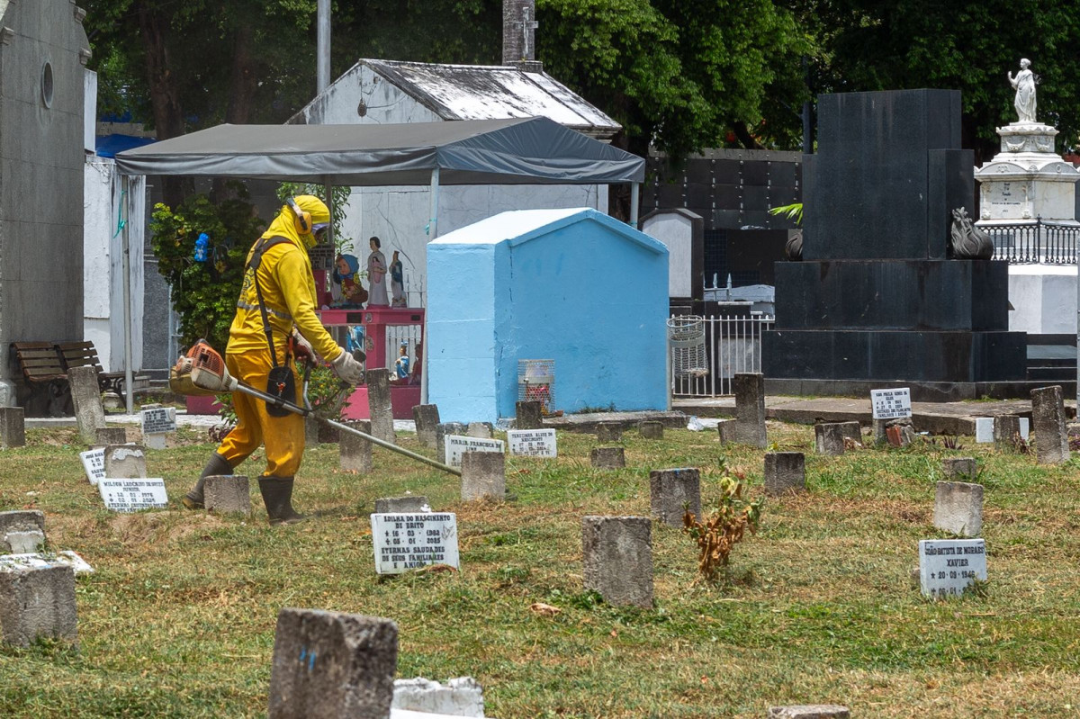 Servidor da prefeitura faz limpeza no Cemitério de Santo Amaro para o Dia de Finados /Rafael Vieira/DP