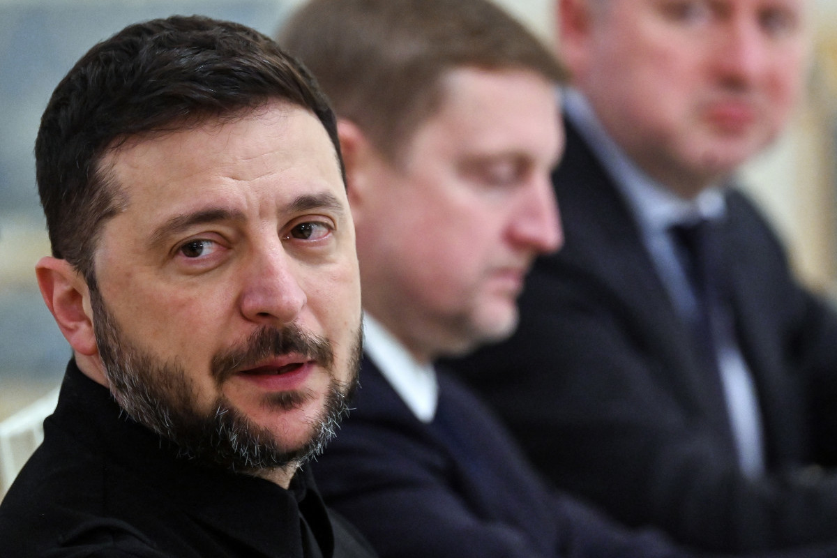 O presidente ucraniano Volodymyr Zelensky discursa durante uma reunião com o ministro das Relações Exteriores da Holanda em Kiev, em 28 de outubro de 2025, em meio à invasão russa da Ucrânia. (Foto de Sergei SUPINSKY / AFP) ( AFP)