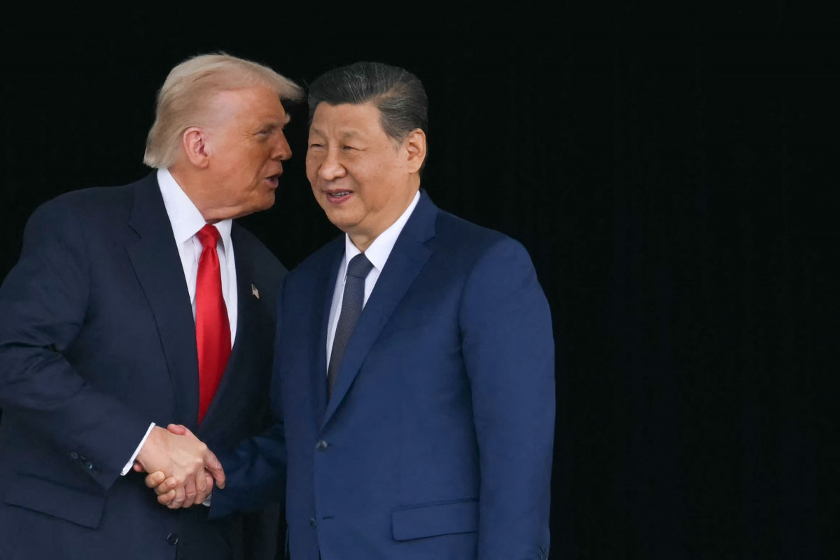 O presidente dos EUA, Donald Trump (à esquerda), e o presidente da China, Xi Jinping, apertam as mãos ao saírem após suas conversas na Base Aérea de Gimhae, localizada ao lado do Aeroporto Internacional de Gimhae, em Busan, em 30 de outubro de 2025. (Foto de ANDREW CABALLERO-REYNOLDS / AFP) ( AFP)