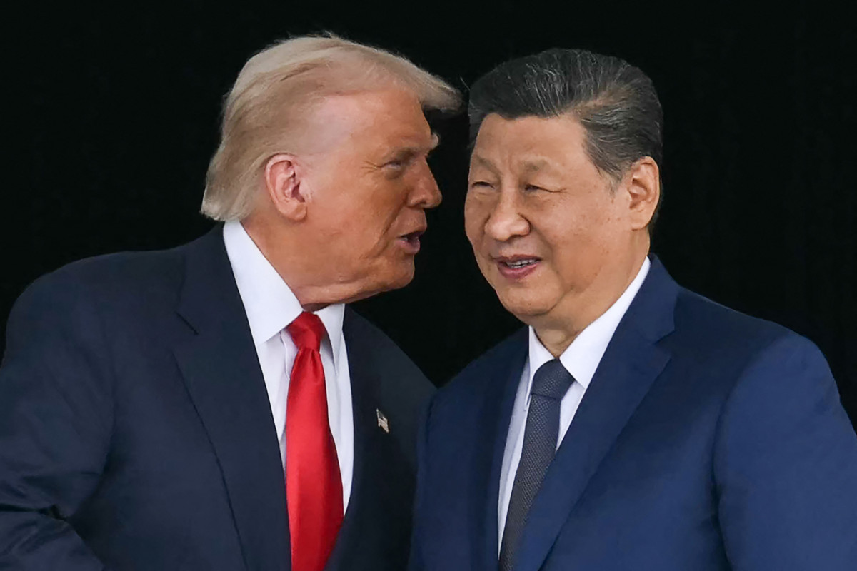 O presidente dos EUA, Donald Trump (à esquerda), e o presidente da China, Xi Jinping, apertam as mãos ao saírem após suas conversas na Base Aérea de Gimhae, localizada ao lado do Aeroporto Internacional de Gimhae, em Busan, em 30 de outubro de 2025. (Foto de ANDREW CABALLERO-REYNOLDS / AFP) ( AFP)