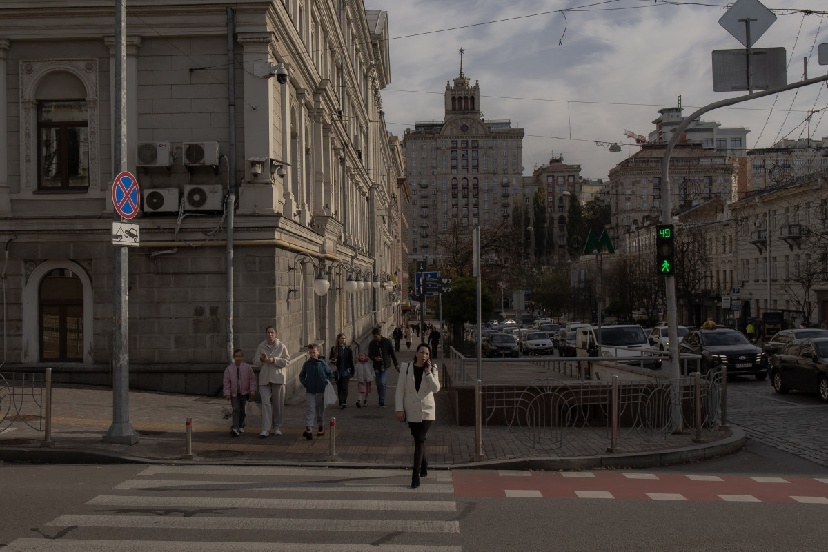 Pedestres atravessam a rua no centro de Kiev, em 30 de outubro de 2025. (Foto de Roman PILIPEY / AFP) ( AFP)