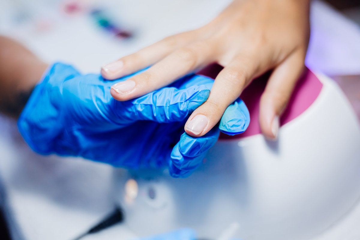 Esses ingredientes podem estar presentes em produtos usados para fazer unhas artificiais em gel ou esmaltes em gel/Freepik