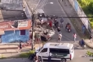 Carro capotou e atingiu duas pessoas, matando uma delas em Jaboatão 