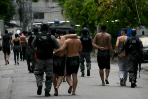 Presos sendo encaminhados &agrave; delegacia durante a Opera&ccedil;&atilde;o Conten&ccedil;&atilde;o