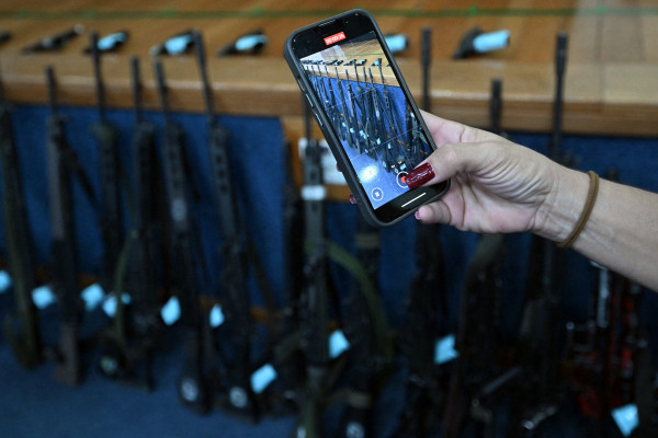 Fuzis de assalto apreendidos durante a Operação Contenção
 (Mauro PIMENTEL/AFP)