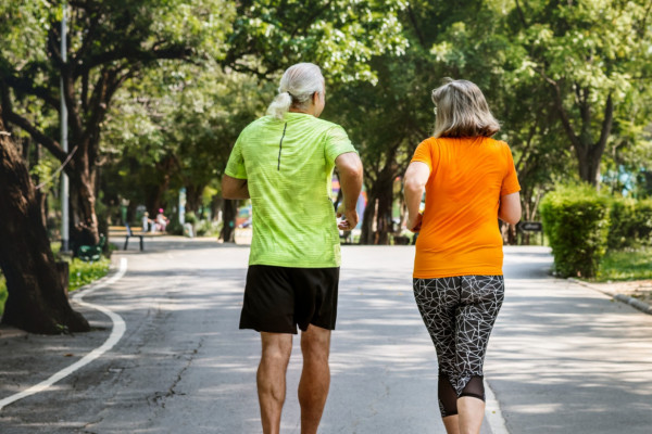 Idosos praticando exercício