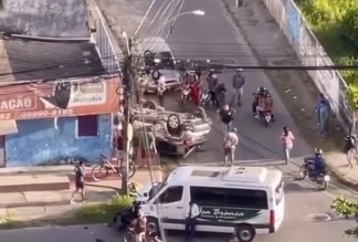 Carro capotou e atingiu duas pessoas, matando uma delas em Jaboatão  (Redes Sociais ) Carro capotou e atingiu duas pessoas, matando uma delas em Jaboatão /Redes Sociais