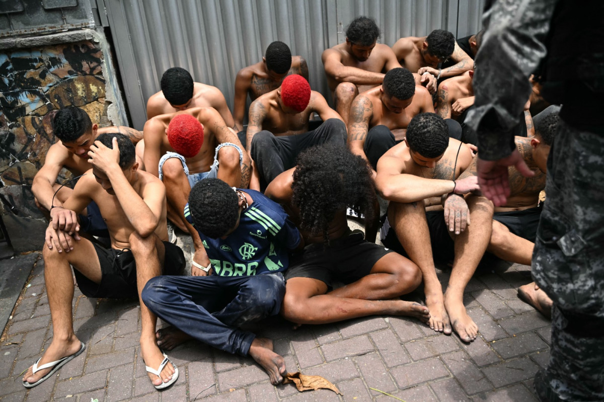 Presos na Operação Contenção, na terça-feira (28)./Foto: MAURO PIMENTEL / AFP