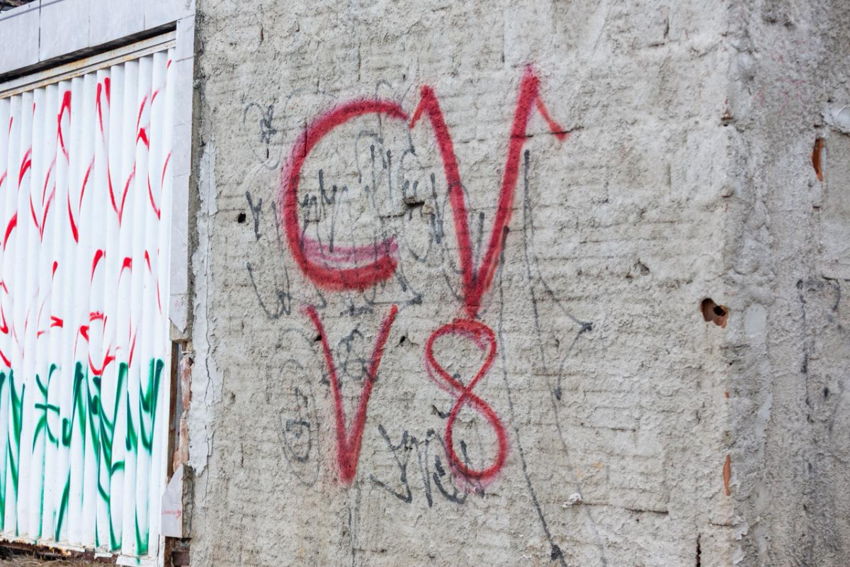 O Diario registrou pichações na comunidade do V8, no bairro do Varadouro, em Olinda. (Foto: Rafael Vieira/DP) O Diario registrou pichações na comunidade do V8, no bairro do Varadouro, em Olinda./Foto: Rafael Vieira/DP