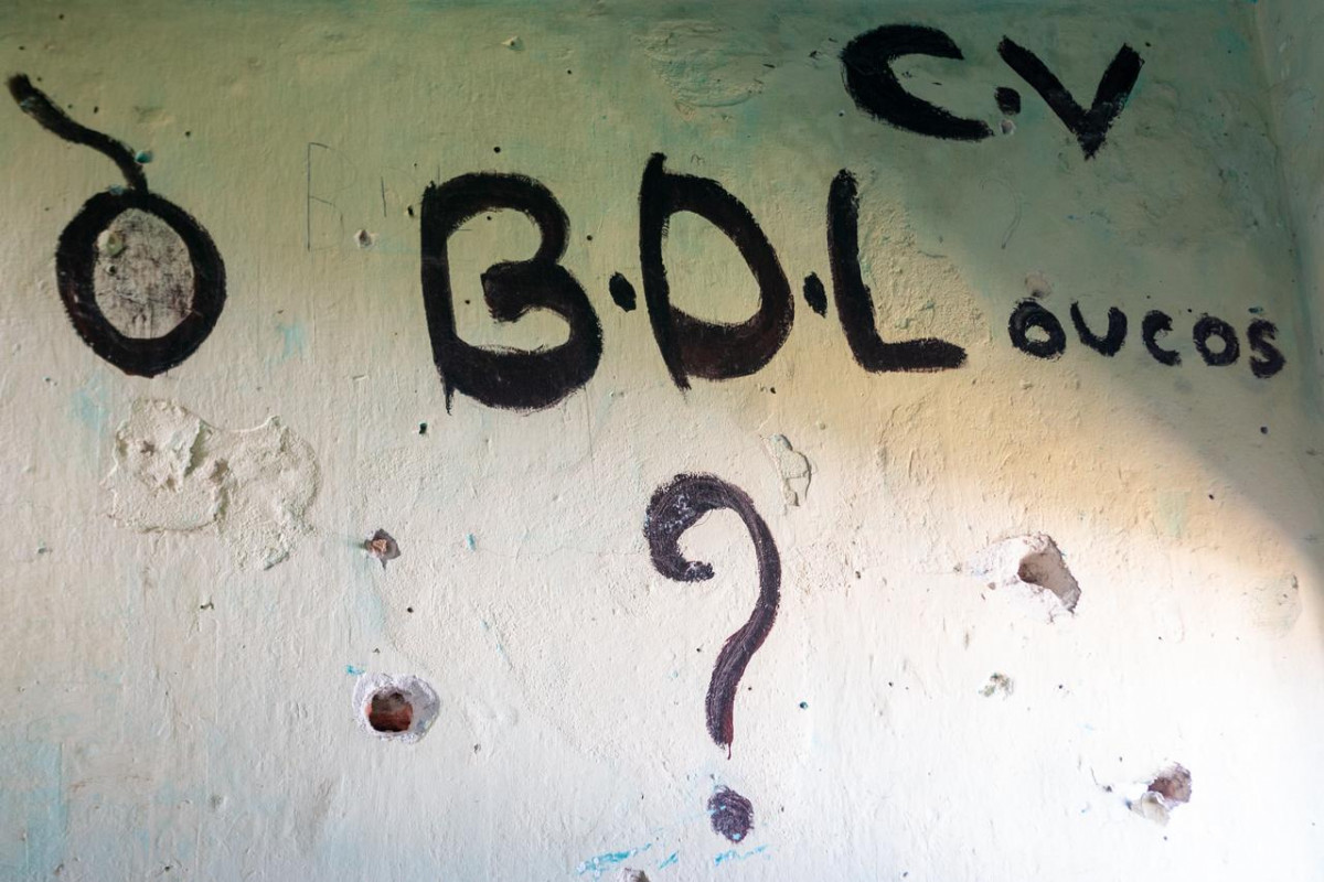 O Diario também fez registros de pichações do "CV" nas paredes das selas da Penitenciária Barreto Campelo, em Itamaracá, durante a demolição do Pavilhão B (Foto: Rafael Vieira/DP)