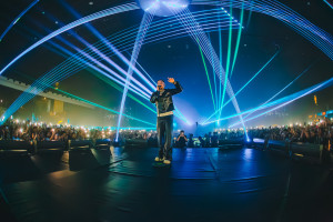 Veigh iniciou a turnê "Evom", do disco "Eu Venci o Mundo", em 25 de outubro de 2025, no Espaço Unimed, em São Paulo. 