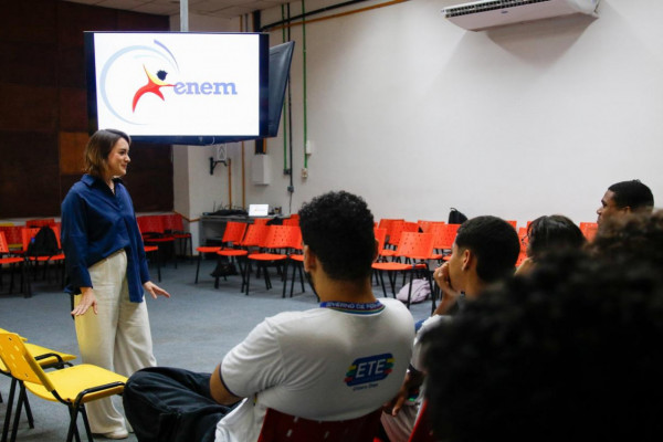 A psicóloga Carolina Cavanellas destaca que os estudantes precisam preservar a socialização nesta reta final