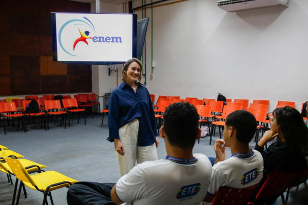 A psicóloga Carolina Cavanellas destaca que os estudantes precisam preservar a socialização nesta reta final