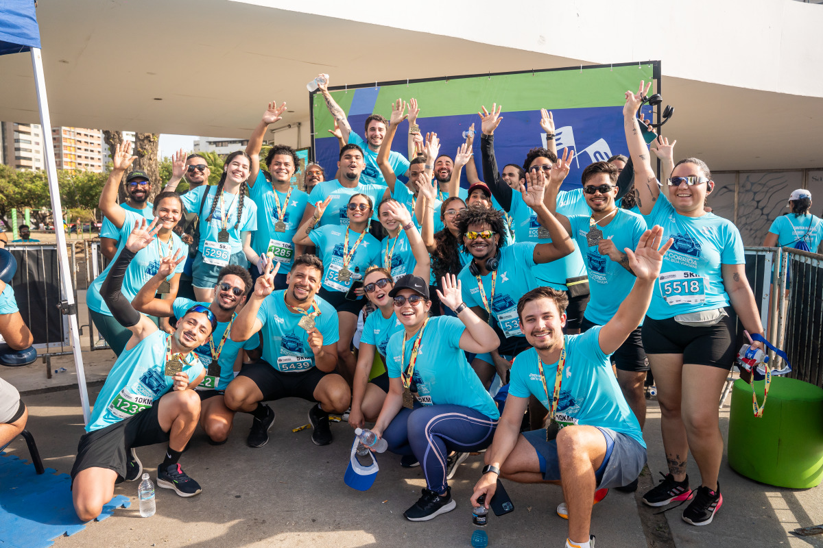 Funcionários do Esportes da Sorte posando pra foto no stand da empresa após a corrida (Divulgação/Esportes da Sorte) Funcionários do Esportes da Sorte posando pra foto no stand da empresa após a corrida/Divulgação/Esportes da Sorte