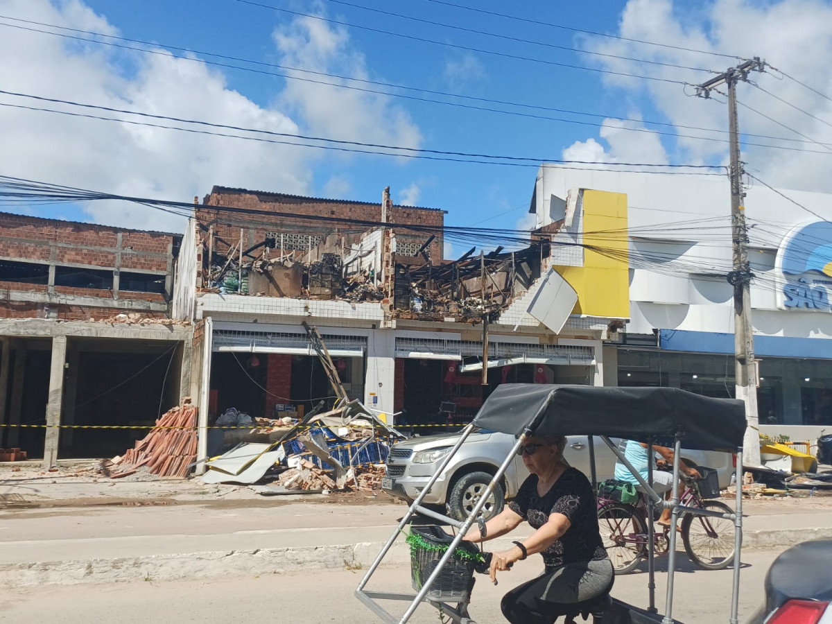 Incêndio atinge supermercado em São José da Coroa Grande (Foto: Cortesia )