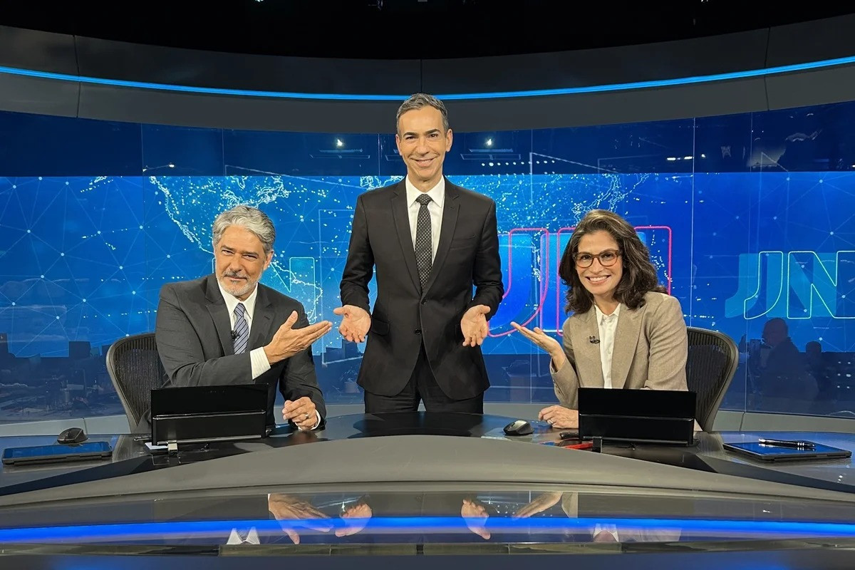 William Bonner deixa Jornal Nacional e recebe César Tralli (Foto: Reprodução/ TV Globo) William Bonner deixa Jornal Nacional e recebe César Tralli/Foto: Reprodução/ TV Globo